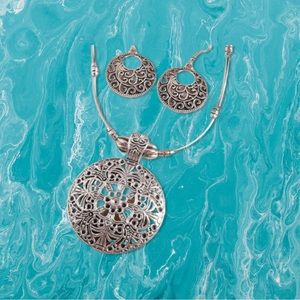 Ladies Retro Necklace and Earrings